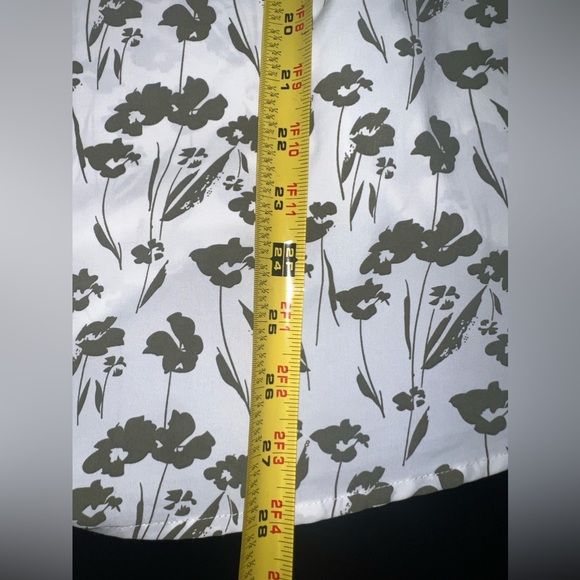 Monday fun smocked shoulder floral blouse Size 2XL NWOT - Picture 6 of 6